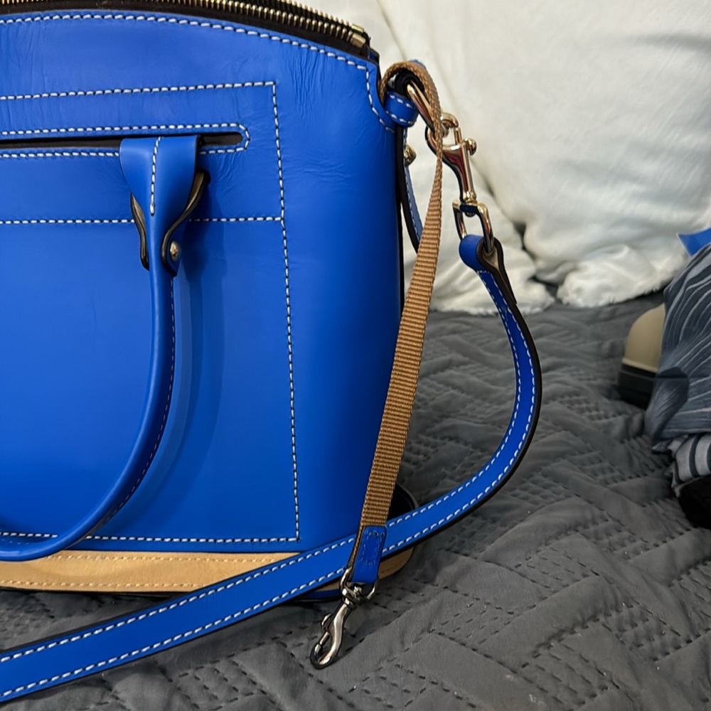 Large Dooney satchel in excellent conditions. No signs of wear no stains - Picture 5 of 6